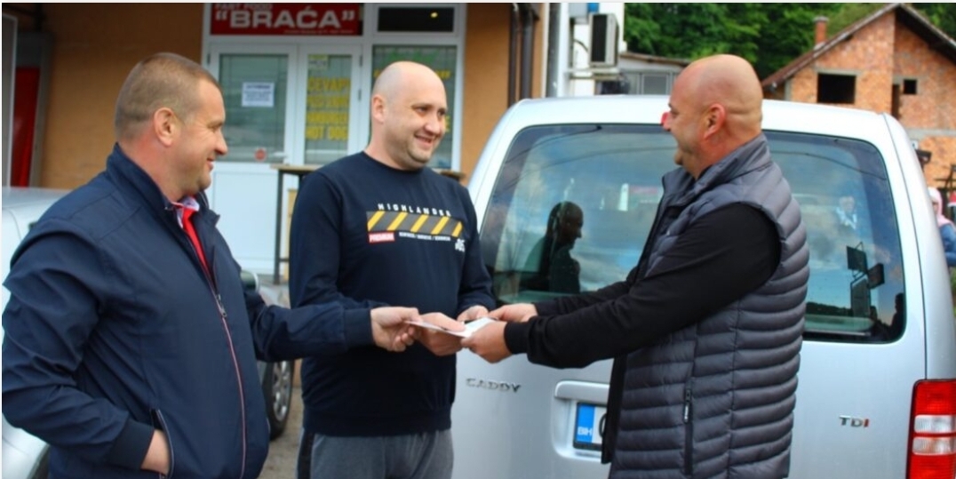 Predivan ljudski gest Kiseljačana: Roditeljima Nejle i Nejre Agić uručen automobil