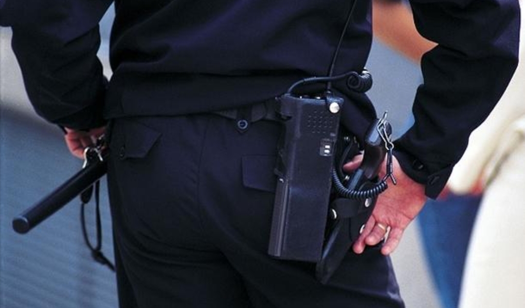 Drama u Čapljini: Maskiran u policajca opljačkao trgovinu oružja, vezao radnika i uzeo 25 pištolja