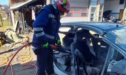 Vatrogasna vježba tehničke intervencije: PVP Kiseljak hidrauličnim alatom Holmatro vježbali rezati vozilo