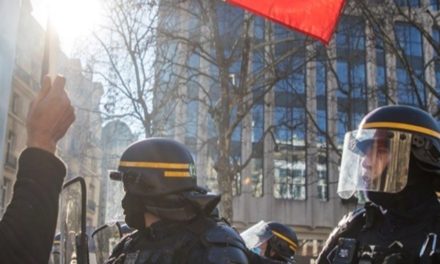 Dio prosvjednika protiv cijepljenja ušao u centar Pariza, policija reagirala suzavcem