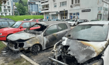 U Tuzli jutros zapaljena tri automobila