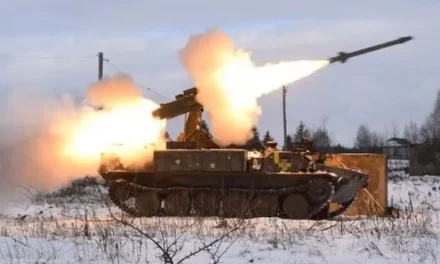 Rusi raketiraju ukrajinske gradove, ulazi vojska. Ljudi bježe iz Kijeva