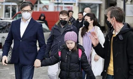 Predsjednik Sj. Makedonije odveo u školu djevojčicu s Downovim sindromom nakon što je maltretirana