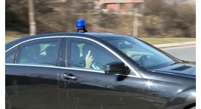 FOTO Dodik iz limuzine novinarima pokazao srednji prst