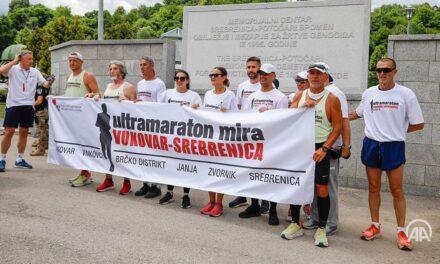 Ultramaratonci iz Vukovara stigli u Potočare: Teško je doći ovdje, iz doline bijelih križeva u dolinu bijelih nišana