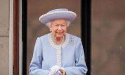 Umrla kraljica Elizabeta II., stigli svi prinčevi. Charles je novi britanski kralj