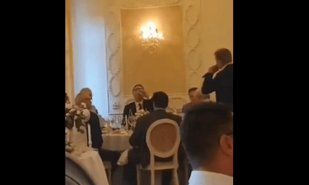 Objavljena snimka kako Vučić pije sa Šešeljem, u pozadini se ori pjesma četničkom vojvodi