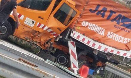 Pet osoba povrijeđeno na autocesti kod Kaknja, Passat udario u parkirani kamion ophodnje