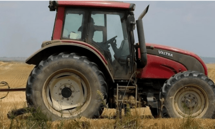 Hrvatska: Traktorist vozio bez vozačke pa odbio alkotestiranje. Osuđen na 10 dana zatvora