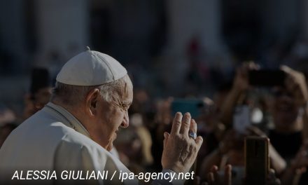 Papa Franjo odobrio: Svećenici smiju dati blagoslov istospolnim parovima