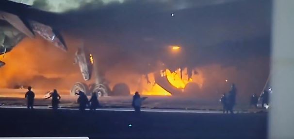 VIDEO / Zapalio se avion na pisti tokijske zračne luke