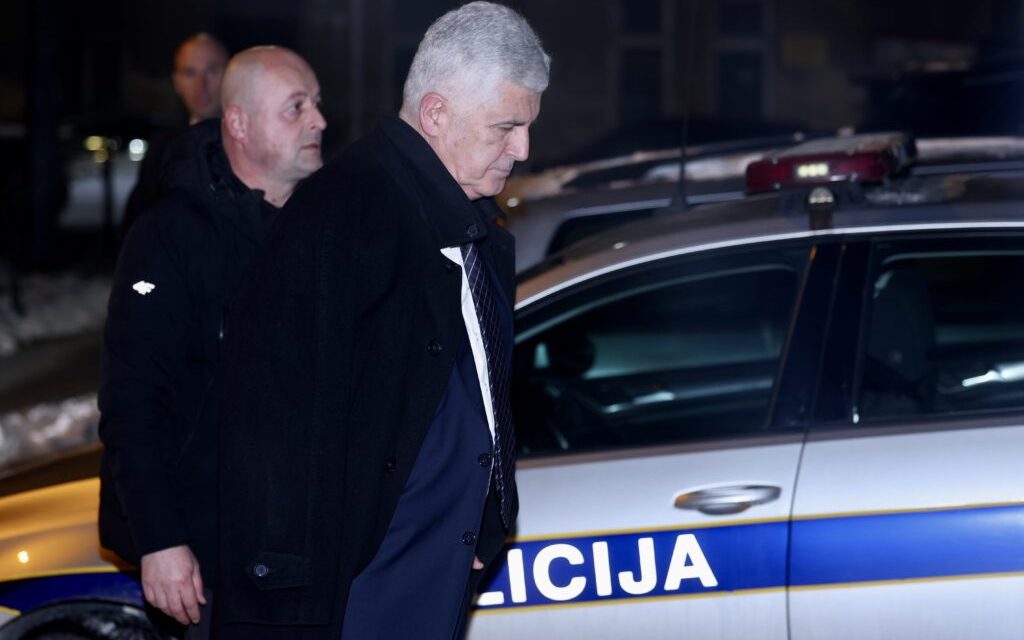 Prve zvanice stigle na radnu večeru (FOTO)