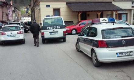 Sa zgrade u Travniku pala 19-godišnjakinja, hitno prebačena na KCUS