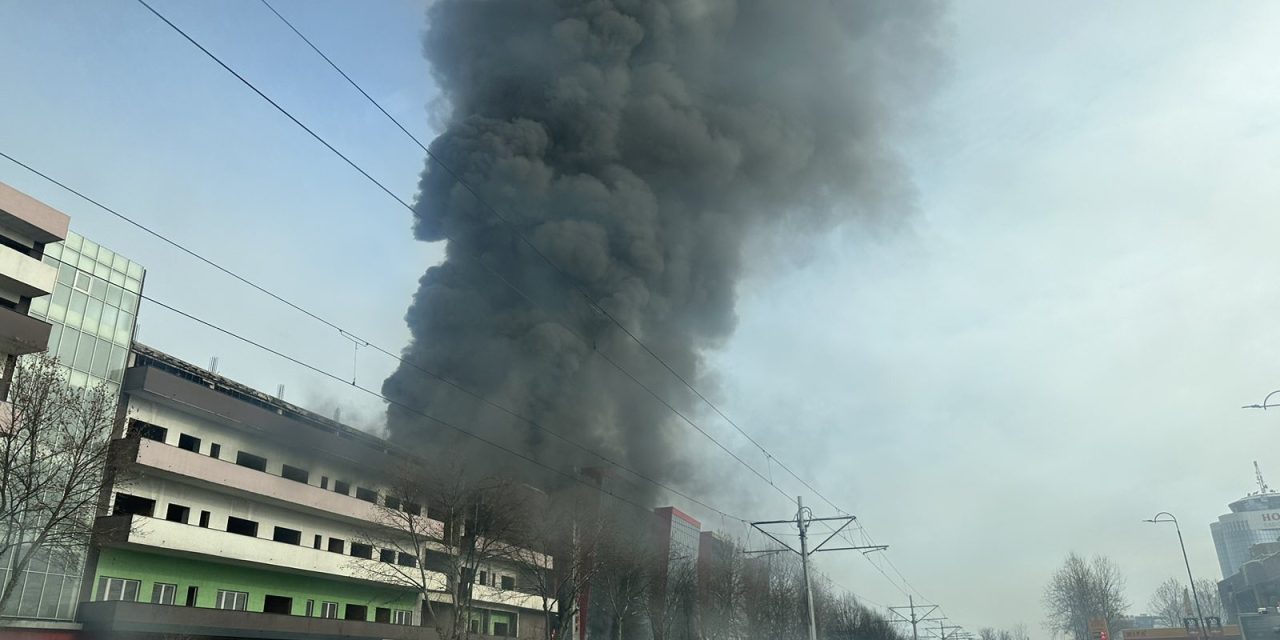 Veliki požar na sarajevskoj pijaci Heco, vatrogasci vode veliku bitku s vatrom