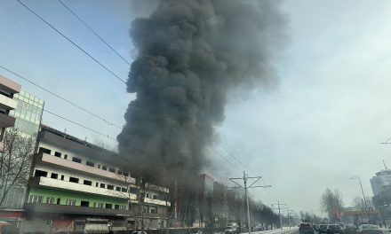 Veliki požar na sarajevskoj pijaci Heco, vatrogasci vode veliku bitku s vatrom