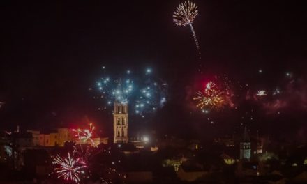 U Splitu zbog korištenja pirotehnike lakše ozlijeđeno dijete, zapaljeno više vozila