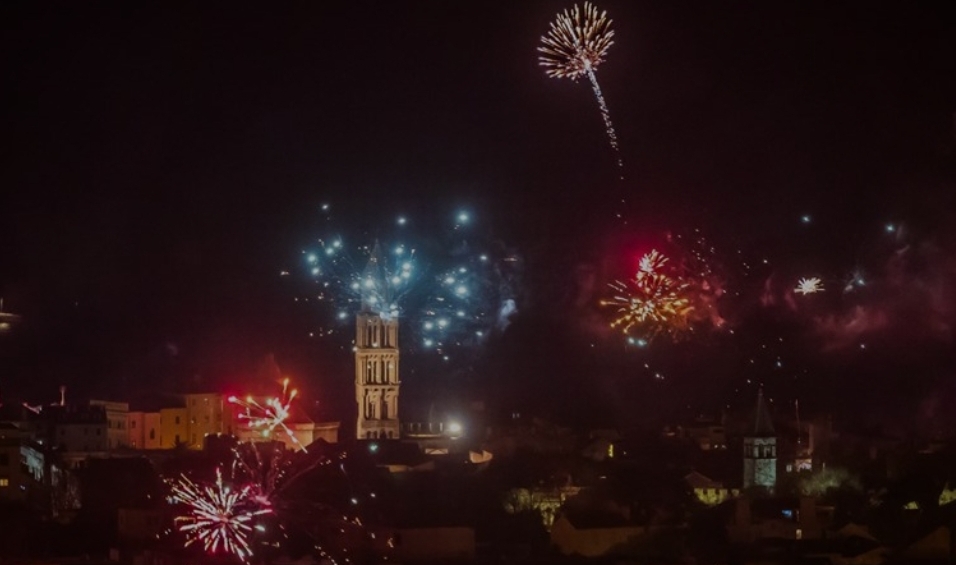 U Splitu zbog korištenja pirotehnike lakše ozlijeđeno dijete, zapaljeno više vozila