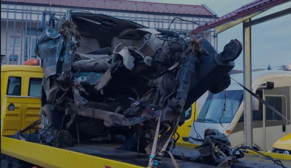 UŽASNA PROMETNA TRAGEDIJA: Sudarili se terenac i osobni automobil, tri su osobe poginule, 12 ozlijeđenih