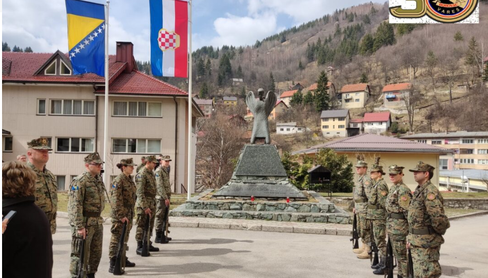 POTVRĐENA OPTUŽNICA: U Varešu skinuli zastavu hrvatskog naroda u BiH i Vatikana, jarbol srušili