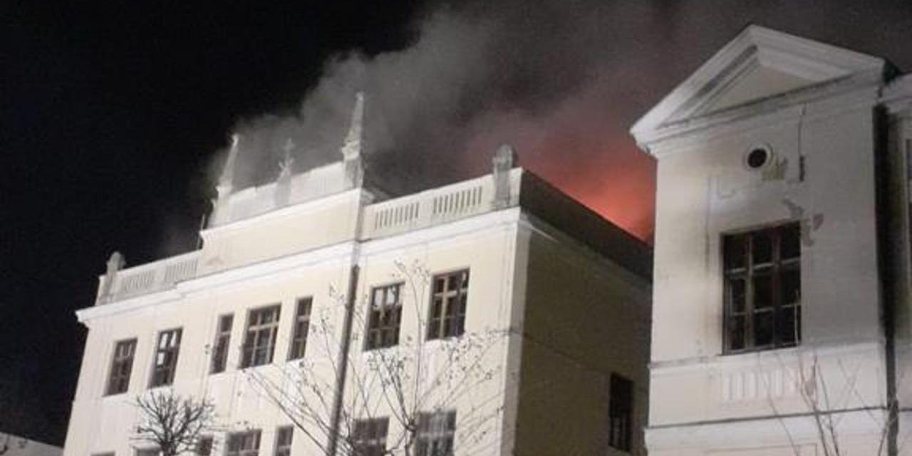 FOTO: Gori Gimnazija u Širokom Brijegu, vatrogasci gase požar