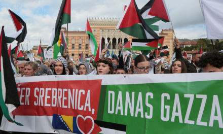 U Izraelu se protive stavljanju u isti kontekst holokausta i genocida te upućuju na antisemitizam u BiH