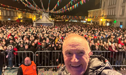 Više od 5000 posjetitelja u Samoboru uglas pjevalo s Matom Bulićem