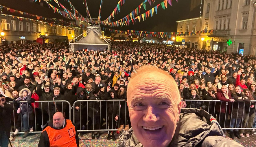 Više od 5000 posjetitelja u Samoboru uglas pjevalo s Matom Bulićem