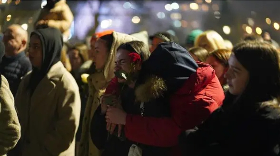 Video / Potresne scene na Čengić Vili: Prijatelji oplakuju brutalno ubijenog Farisa Pendeka, ovo su neke od poruka s protesta