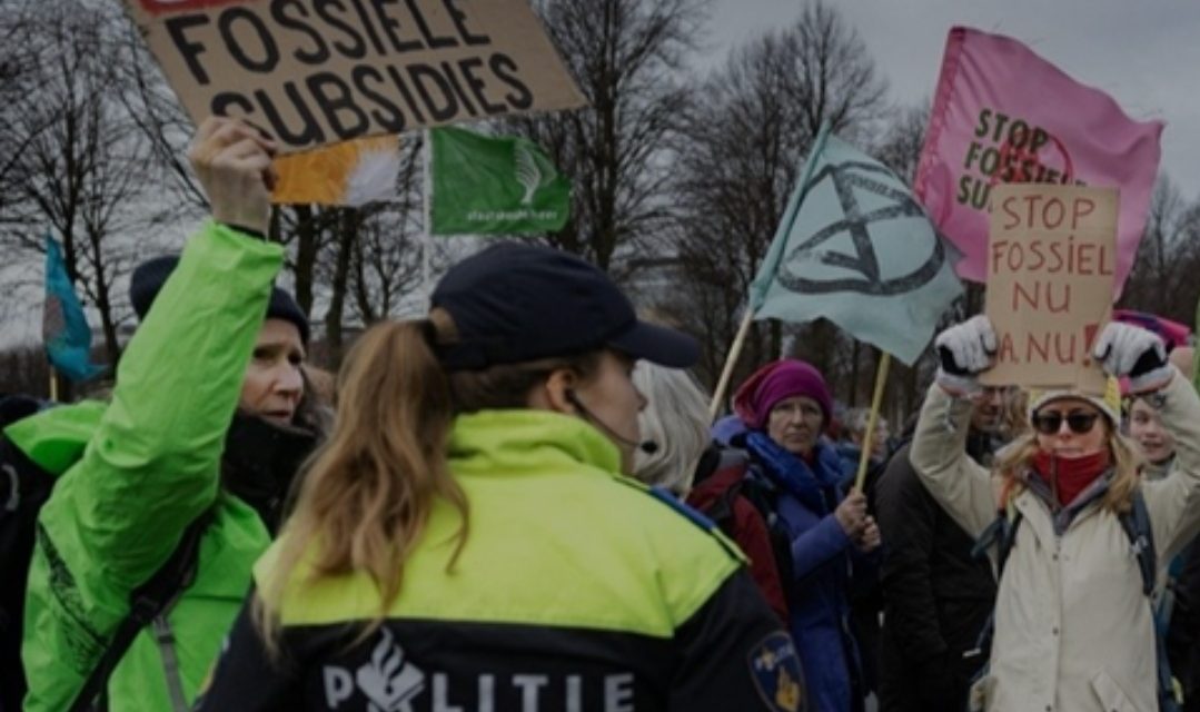 U Hagu uhićeno tisuću klimatskih aktivista koji su se zalijepili za cestu