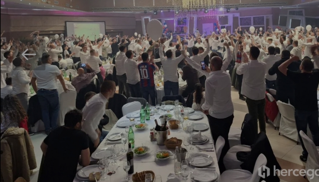 Fra Miro Šego izazvao delirij među hajdukovcima u Međugorju, 750 ljudi uglas pjevalo “Ima jedna duga cesta”