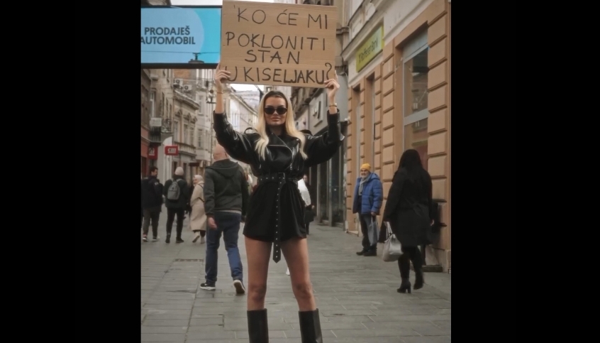 Djevojka privukla pažnju noseći transparent kroz ulice Sarajeva: Ko će mi pokloniti stan u Kiseljaku?