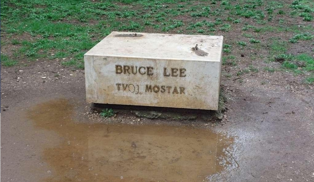 Nestao kip Brucea Leeja iz mostarskog parka