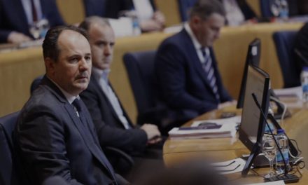 Zbog prijedloga zakona o Ustavnom sudu BiH izaslanici iz Kluba Bošnjaka napustili sjednicu Doma naroda