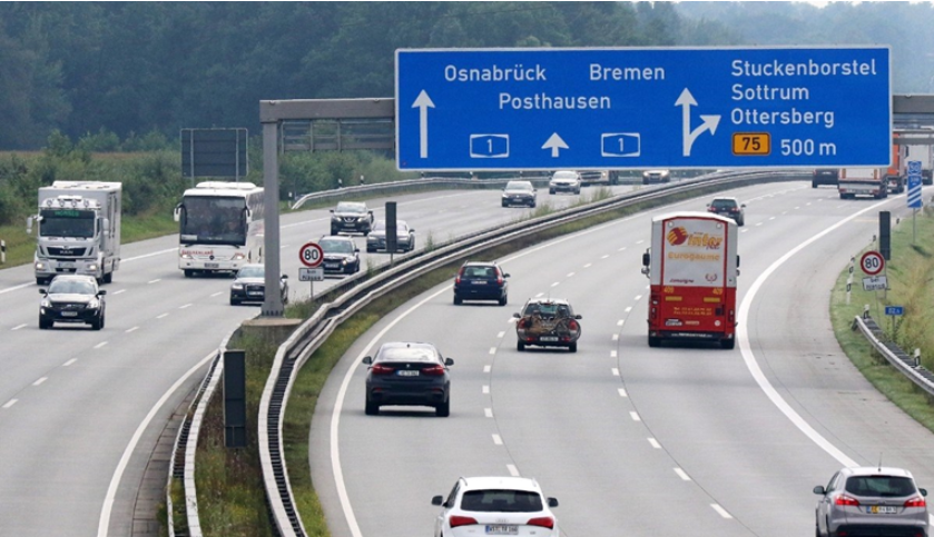 Prevrnuo se autobus na autocesti u Njemačkoj, ozlijeđeno 27 učenika