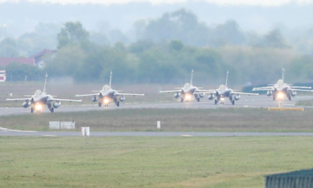 Rafalei sletjeli na Pleso. Plenković drži govor, Milanović sluša u prvom redu