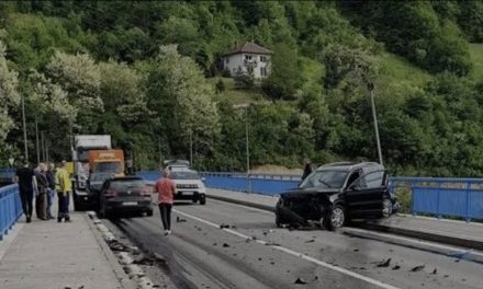 Drama u središnjoj Bosni: Ukrao auto u kojem se nalazila žena, ona iskočila, a lopov se zabio u drugo vozilo