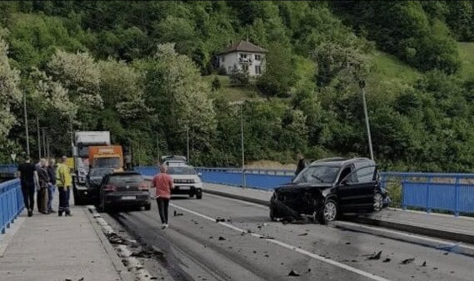 Drama u središnjoj Bosni: Ukrao auto u kojem se nalazila žena, ona iskočila, a lopov se zabio u drugo vozilo