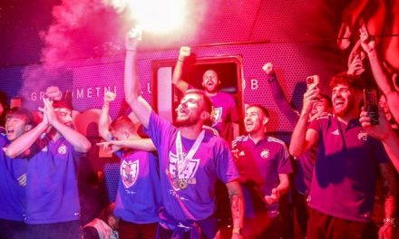 Ovako su Boysi dočekali igrače Dinama. Skandirali su “Petko ostani”