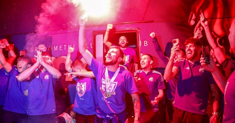 Ovako su Boysi dočekali igrače Dinama. Skandirali su “Petko ostani”