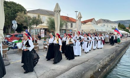 Foto: Članovi HKUD “Fra Karlo Kujundžić” nastupili na 15. Danima tradicije ”Nostalgija” u Gradu Kaštela