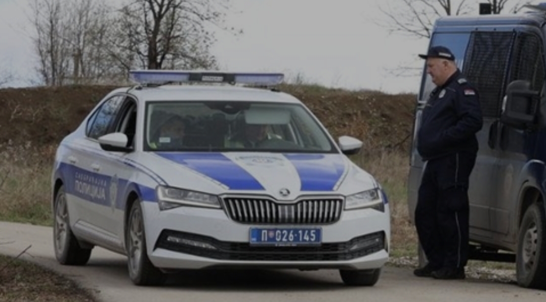 Trostruko ubojstvo u Srbiji. Mladić iz lovačke puške ubio oca, djeda i baku