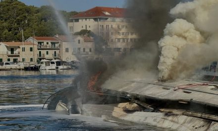 U Makarskoj izgorjela 35 metara duga jahta čiji je vlasnik iz Širokog Brijega