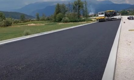 NAPREDUJE IZGRADNJA DIONICE LAŠVA-NEVIĆ POLJE: POČELO ASFALTIRANJE BRZE CESTE