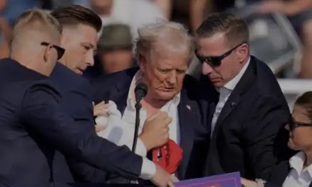 Pokušan atentat na Trumpa, odveli ga krvavog, dvoje mrtvih