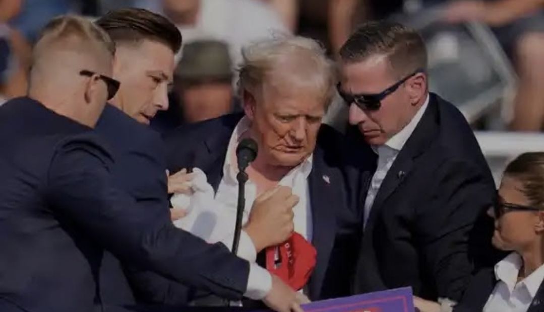 Pokušan atentat na Trumpa, odveli ga krvavog, dvoje mrtvih