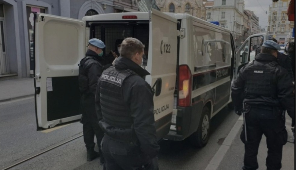 VELIKA PLJAČKA U SARAJEVU: Dok je skupljao dnevni pazar ostavio nezaključano vozilo, lopovi mu ukrali više od 50.000 KM