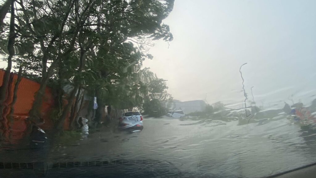 Jako nevrijeme u Banja Luci: Vjetar nosi sve pred sobom, mještani zbrajaju štetu