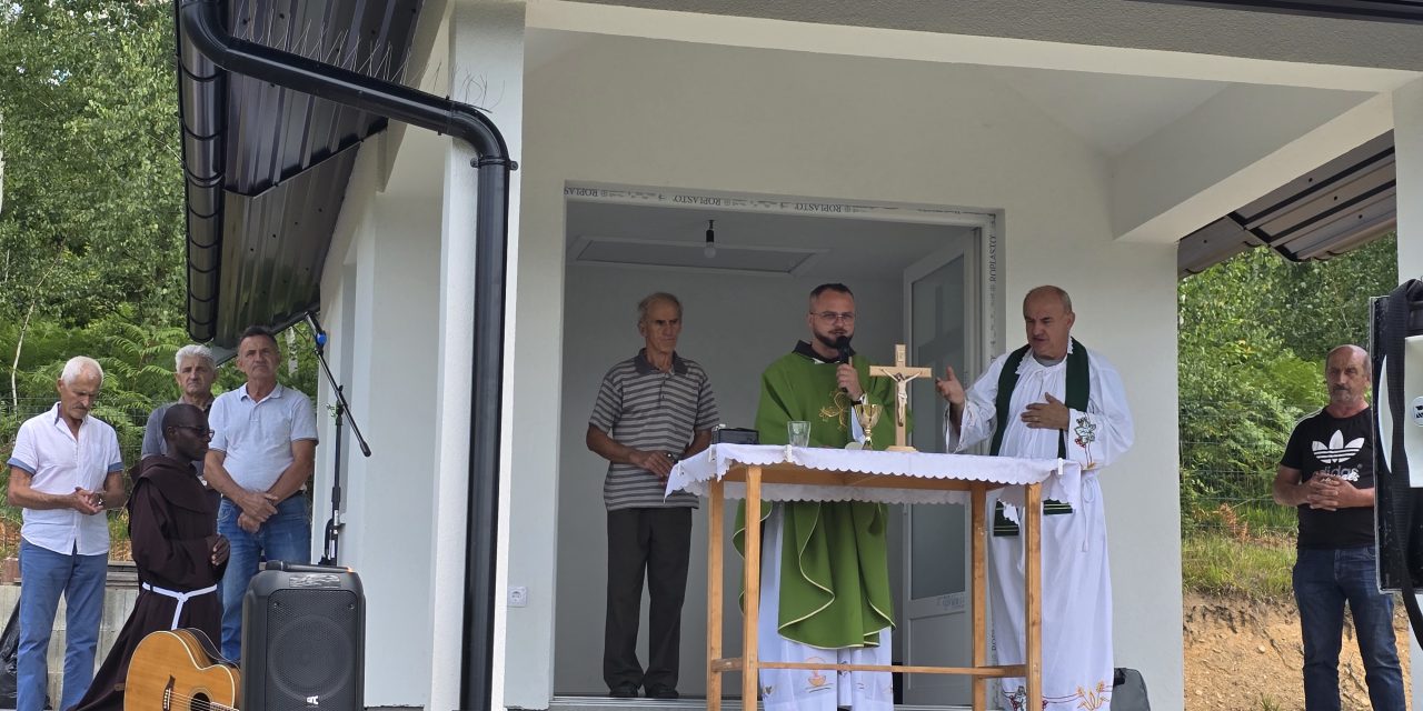 FOTO: MISA U OBNOVLJENOJ KAPELICI U GROBLJU BADNJE