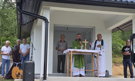 FOTO: MISA U OBNOVLJENOJ KAPELICI U GROBLJU BADNJE