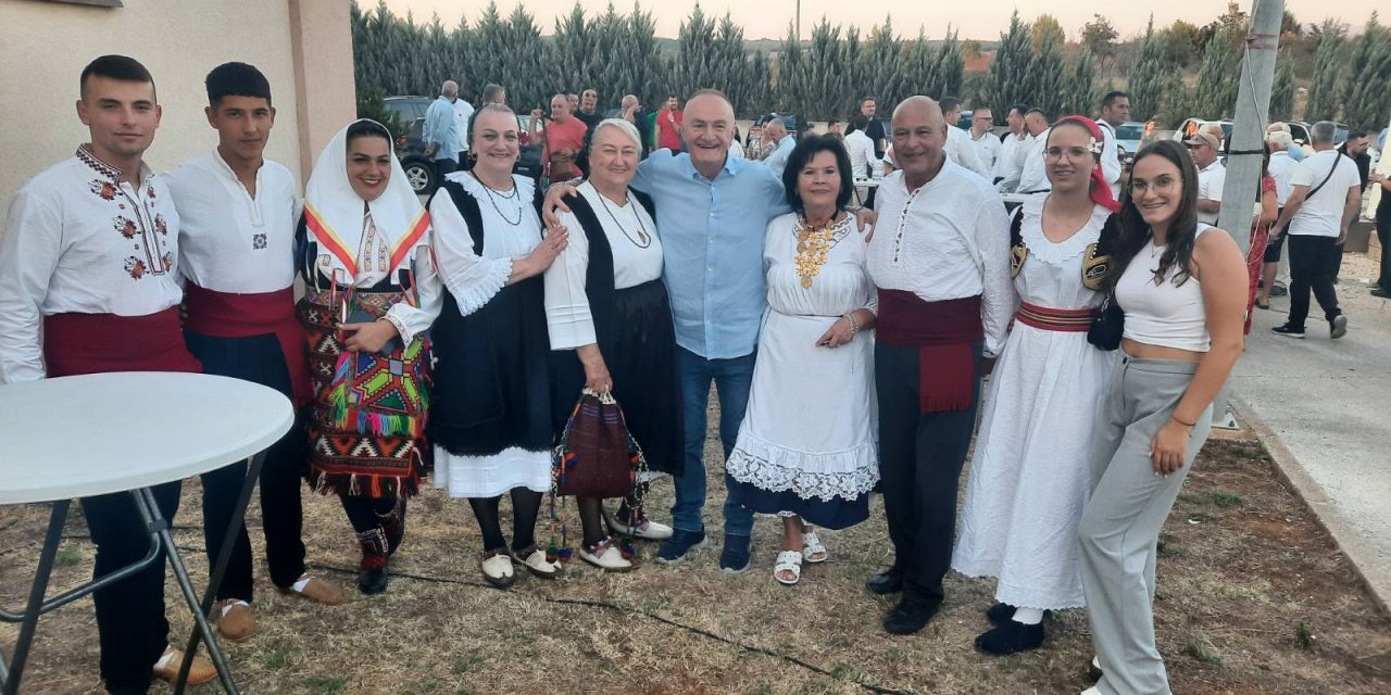 Članovi HKUD Gromiljak i Dream team prijatelji otvorili koncert Mate Bulića u Blatnici